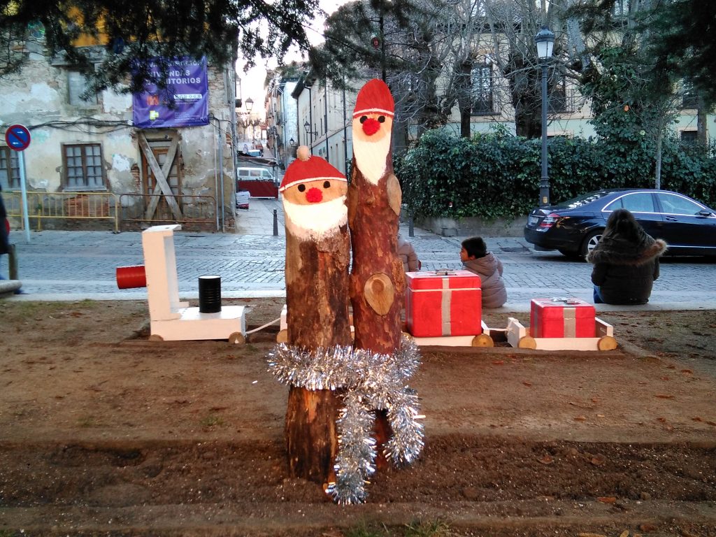 Los vecinos de La Granja se vuelcan en su decoración Navideña 3 Papás noeles de madera