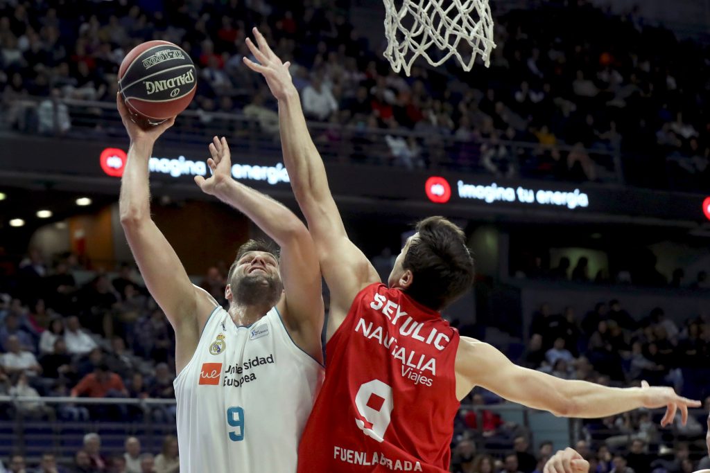 Unicaja asalta el Palau y sella su billete a la Copa 2 Felipe Reyes busca la canasta ante la defensa de Blagota Sekulic.