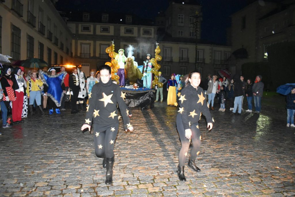 Aladdin llegó en una carroza en forma de lámpara humeante y voluntarios de la Casa de la Juventud coreografiaron un baile.