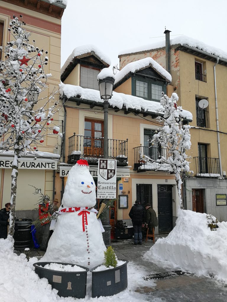 Los vecinos aprovecharon para hacer un gran muñeco de nieve en la plaza.