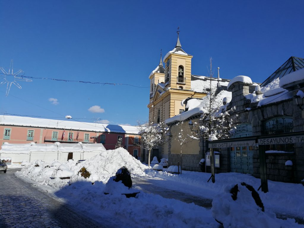 El sol no engaña y el Real Sitio se prepara para la nieve de mañana 2 La plaza de los Dolores, ayer.