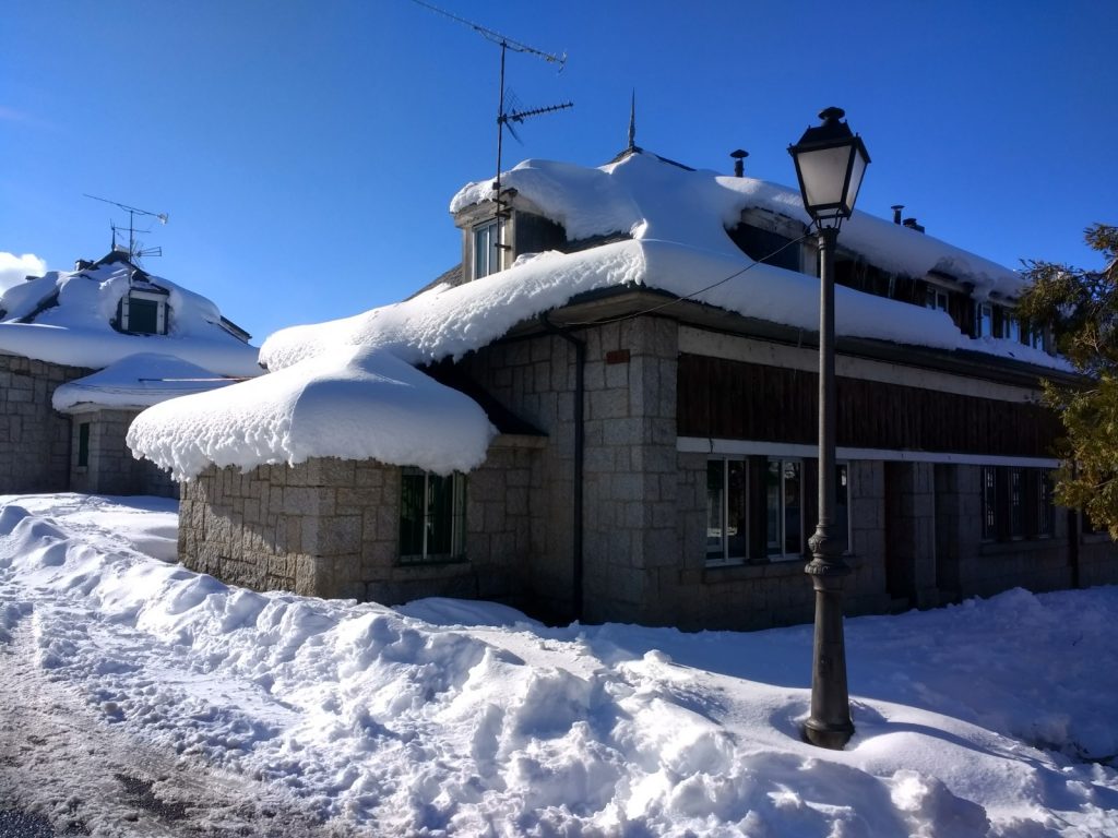 El sol no engaña y el Real Sitio se prepara para la nieve de mañana 3 tejado valsain