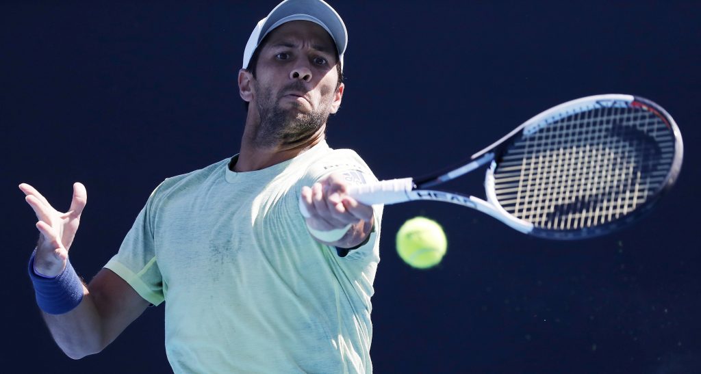 Fernando Verdasco devuelve una bola a Roberto Bautista.