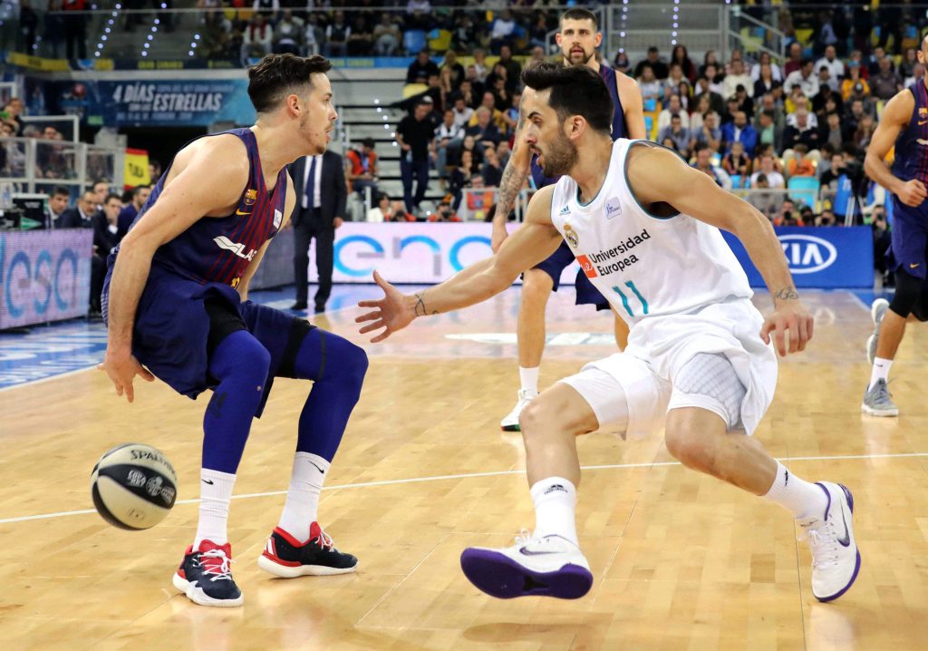 El Barça sorprende al Real Madrid (90-92) 2 Heurtel, MVP de la Copa, superó en su duelo individual a Campazzo. / EFE