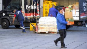 El paro baja en 303 personas en la provincia en mayo 2 trabajadores-servicios