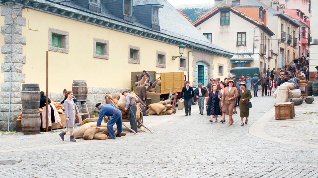Un momento del rodaje ayer, junto a la Plaza de Los Dolores de La Granja. / oswaldo klein