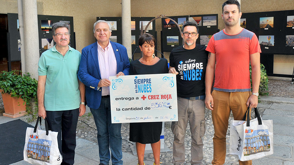 07 2kama festival globos entrega premio fotografia donacion cruz roja kam9882