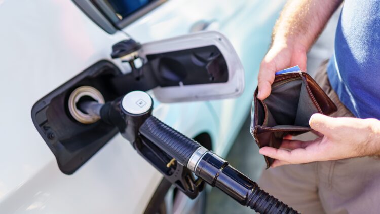 Malas noticias para los conductores de coches diésel en 2025: van a tener que pagar más por repostar 1 diésel