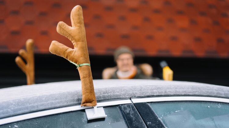 España se ha plagado de coches con 2 cuernos de reno para celebrar la Navidad: esta es la multa que te pueden poner 1 España se ha plagado de coches con cuerno de reno para celebrar la Navidad: esta es la multa que te pueden poner
