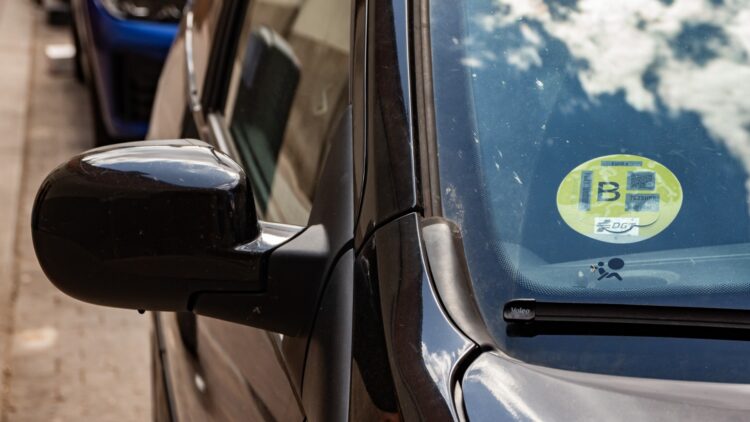 Este es el trámite que debes realizar para cambiar tu etiqueta medioambiental B por una C: la lista de coches autorizados para hacer el cambio