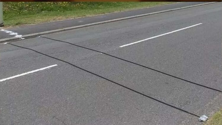 Cables negros en carreteras: qué son y para qué sirven 1 cables negros vehículos