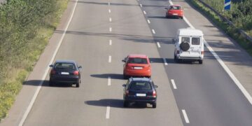 Conoce el truco definitivo para saber si puedes cambiarte de carril mientras conduces: lo dicen los expertos