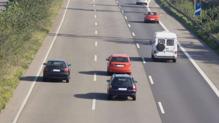 Conoce el truco definitivo para saber si puedes cambiarte de carril mientras conduces: lo dicen los expertos 1 Conoce el truco definitivo para saber si puedes cambiarte de carril mientras conduces: lo dicen los expertos