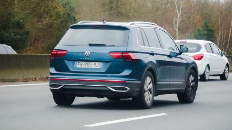 Circular por el carril izquierdo a 120 km/h: esto es lo que dice la ley que debes hacer 1 Carril izquierdo