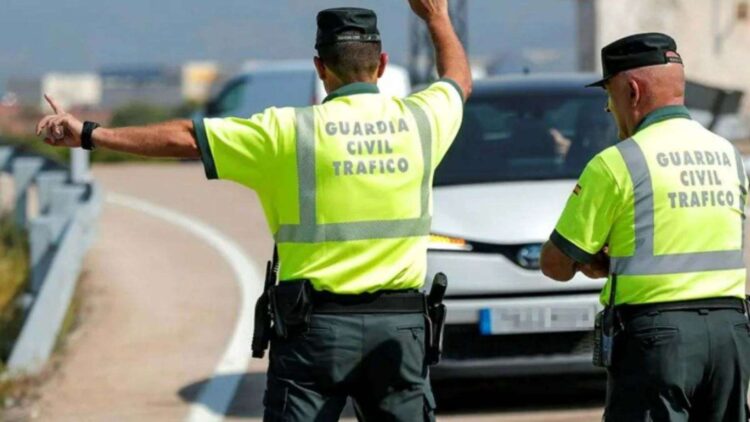 La DGT obliga a los conductores a llevar siempre estos documentos en el vehículo 1 DGT documentos