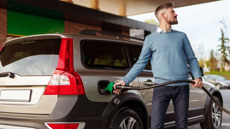 Este es uno de los principales errores que todos cometemos al repostar gasolina en nuestro vehículo 1 Cómo repostar gasolina