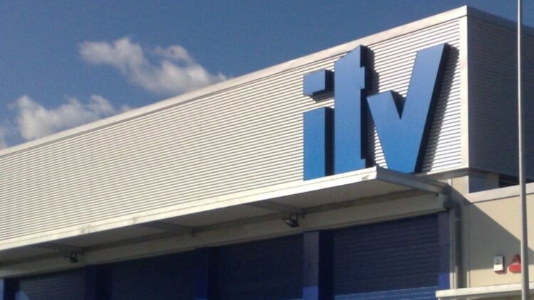 La lista de coches que ya pueden quitar la pegatina de la ITV del cristal de su coche 1 ITV