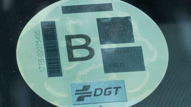 La DGT lo confirma: ya se podrán comprar etiquetas medioambientales en este tipo de establecimientos