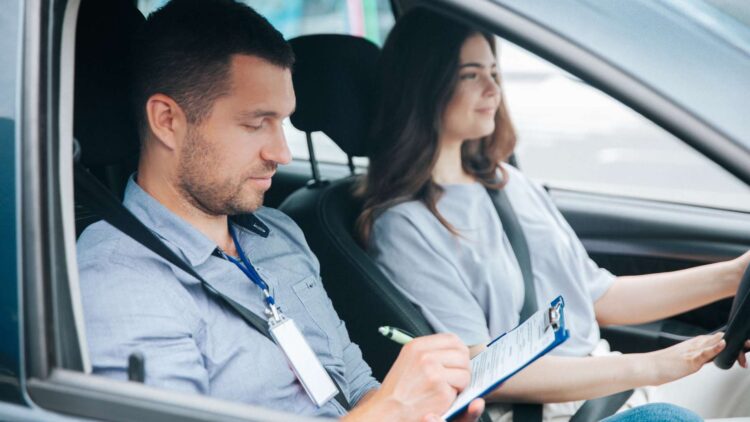 Hacerse examinador de la DGT: este es el sueldo que ganan y todo lo que debes saber para conseguirlo 1 Hacerse examinador de la DGT: este es el sueldo que ganan y todo lo que debes saber para conseguirlo