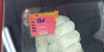 Adiós a la pegatina de la ITV: la lista de coches que ya no tendrán que llevarla en 2025