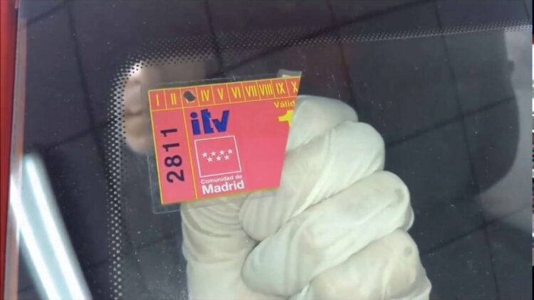 Adiós a la pegatina de la ITV: la lista de coches que ya no tendrán que llevarla en 2025