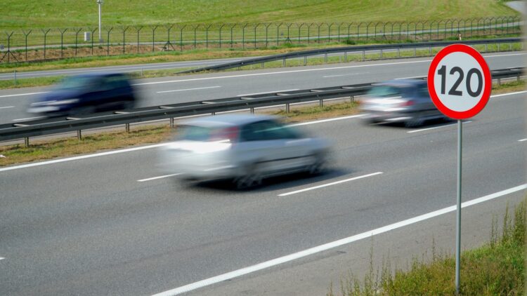 La velocidad máxima en autopistas y autovías podría cambiar en España 1 Velocidad máxima
