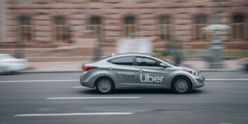 La curiosa fusión entre Uber y ChatGPT para apostar por los coches eléctricos