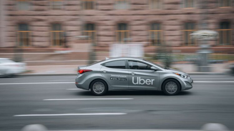 La curiosa fusión entre Uber y ChatGPT para apostar por los coches eléctricos 1 La curiosa fusión entre Uber y ChatGPT para apostar por los coches eléctricos