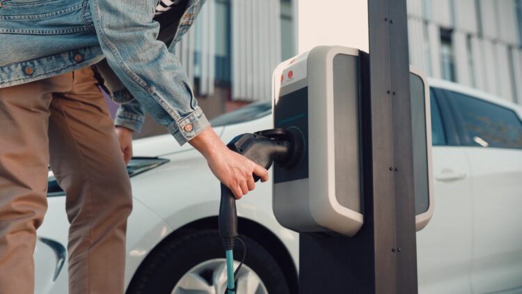 El Gobierno confirma el lanzamiento de nuevas ayudas para comprar un coche eléctrico en 2025: esto es todo lo que debes saber 1 coche eléctrico ayudas