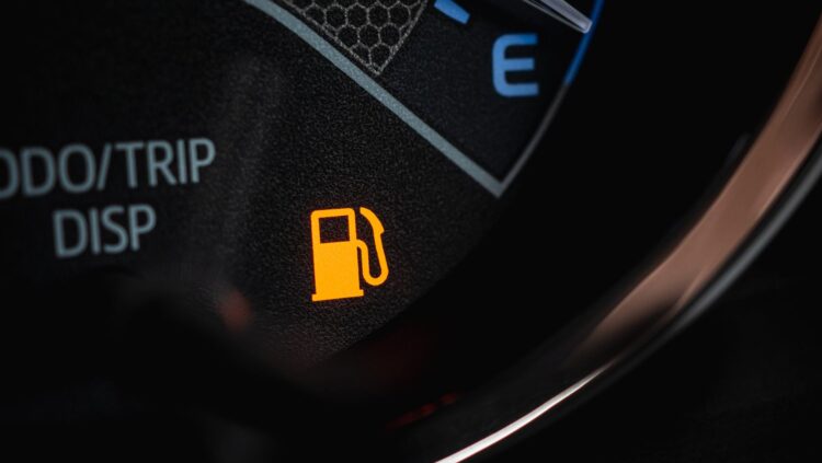 Estos son los peligros de conducir con el tanque del vehículo medio vacío 1 vehículo gasolina