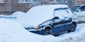 Desde conducir con abrigo hasta no retirar el hielo: estas son todas las multas que puedes evitar este invierno