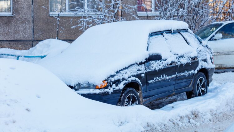 Desde conducir con abrigo hasta no retirar el hielo: estas son todas las multas que puedes evitar este invierno