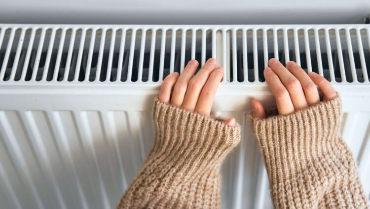 Apagar la calefacción o dejarla encendida al mínimo todo el día: esto es lo que dicen los expertos para que ahorres en tu factura