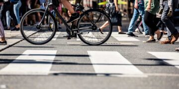 ¿Deben los ciclistas caminar con sus bicicletas en los cruces de peatones?