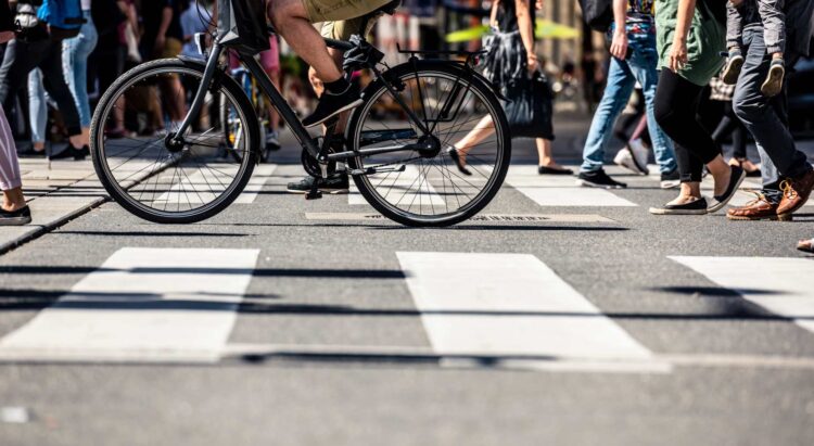 ¿Deben los ciclistas caminar con sus bicicletas en los cruces de peatones?