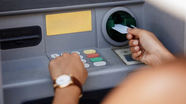 Pulsar esta tecla al finalizar una operación en un cajero automático evitará que te roben 1 Pulsar esta tecla al finalizar una operación en un cajero automático evitará que te roben