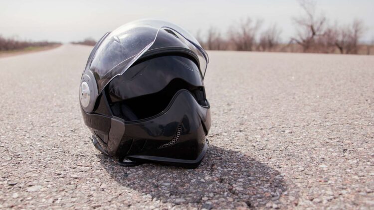 Así debes actuar si encuentras un casco de motorista al borde de la carretera: podría ser muy importante 1 Casco de motorista