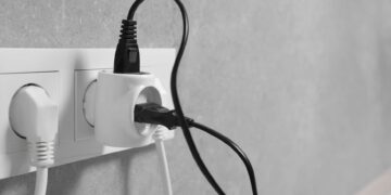 Evita un incendio en casa: estos son 7 dispositivos que nunca debes conectar a una regleta