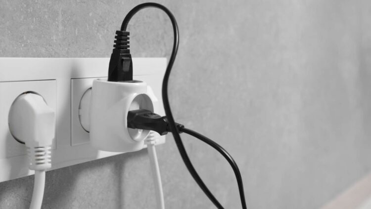 Evita un incendio en casa: estos son 7 dispositivos que nunca debes conectar a una regleta