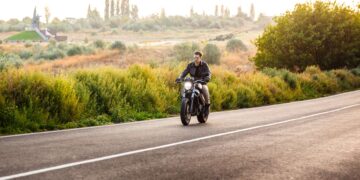 ¿Conducir por el arcén? Estos son los vehículos que pueden hacerlo si se dan estas circunstancias