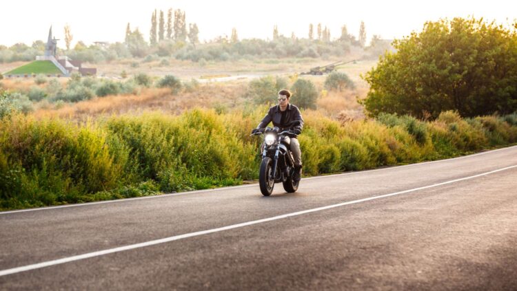 ¿Conducir por el arcén? Estos son los vehículos que pueden hacerlo si se dan estas circunstancias 1 ¿Conducir por el arcén? Estos son los vehículos que pueden hacerlo si se dan estas circunstancias