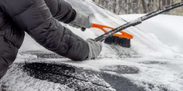 La Guardia Civil lo confirma: este es el modo correcto para quitar el hielo de tu coche