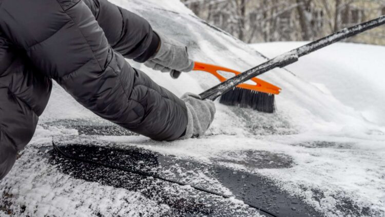 La Guardia Civil lo confirma: este es el modo correcto para quitar el hielo de tu coche