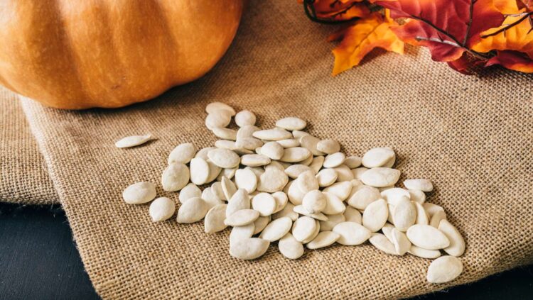 Esta es la semilla que ayuda a reducir el ácido úrico y que casi siempre tiramos a la basura