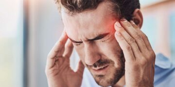 El método más efectivo para frenar una migraña: lo dice un cirujano plástico
