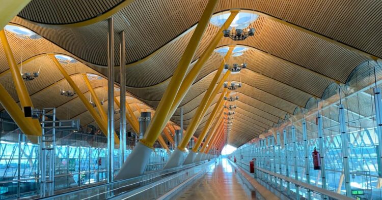 El aeropuerto de Madrid-Barajas busca personal: sueldo de 1.500 euros y contrato indefinido