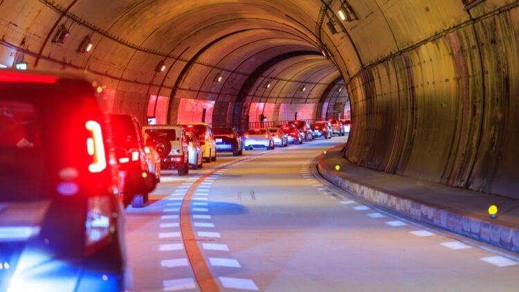 Quedarse parado en un túnel: la DGT explica lo que debes hacer si te encuentras en un atasco.