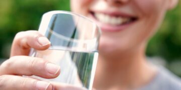 Ya no son 8 vasos al día. Esta es la cantidad de agua que debes beber cada día.