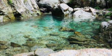 Aguas turquesas para bañarte y alejado del estrés: conoce el pozo natural entre España y Portugal que te recordará al Caribe