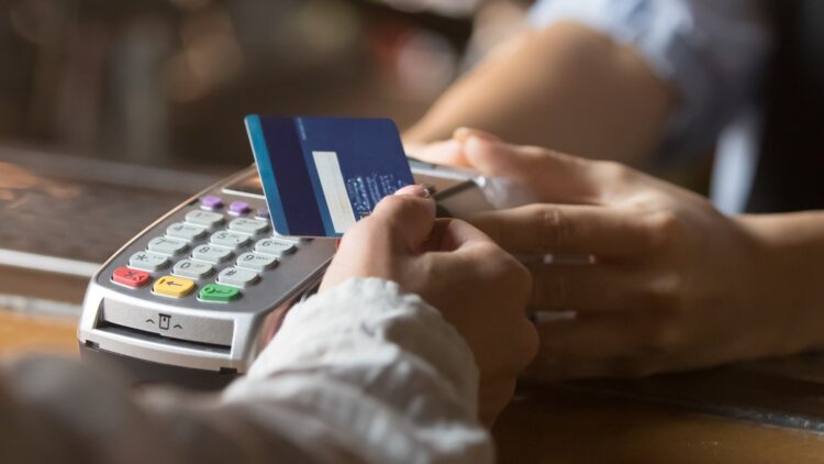 Despedido por usar la tarjeta restaurante de su empresa estando de baja laboral: la Justicia da la razón a la empresa.